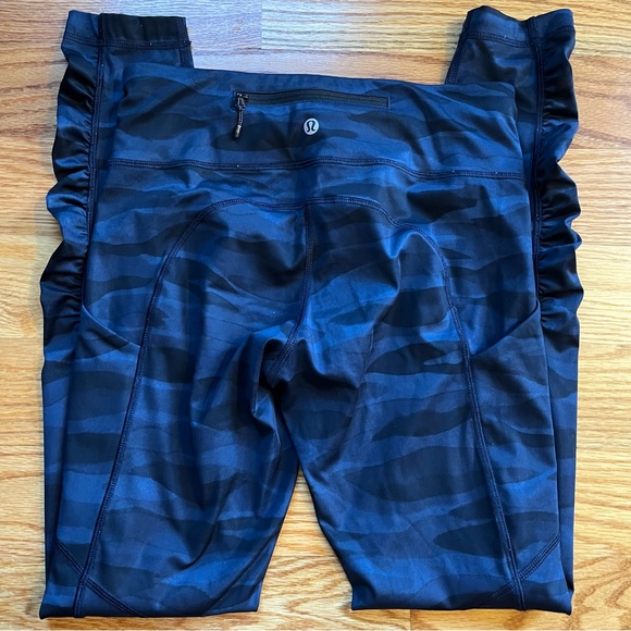 Lululemon blue camo print leggings size 4 - Picture 6 of 7